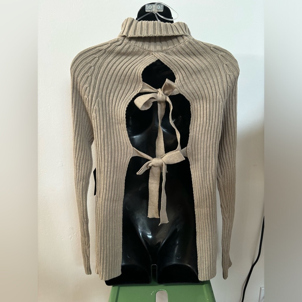 Fall turtleneck sweater with open back size small - Picture 5 of 6